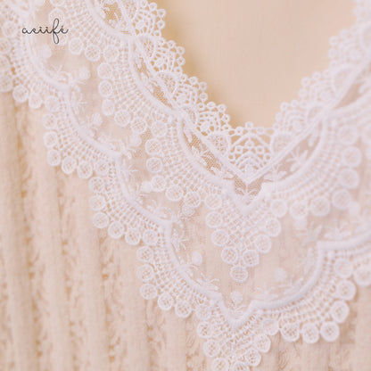 精緻V型勾花領直紋絨毛蕾絲上衣