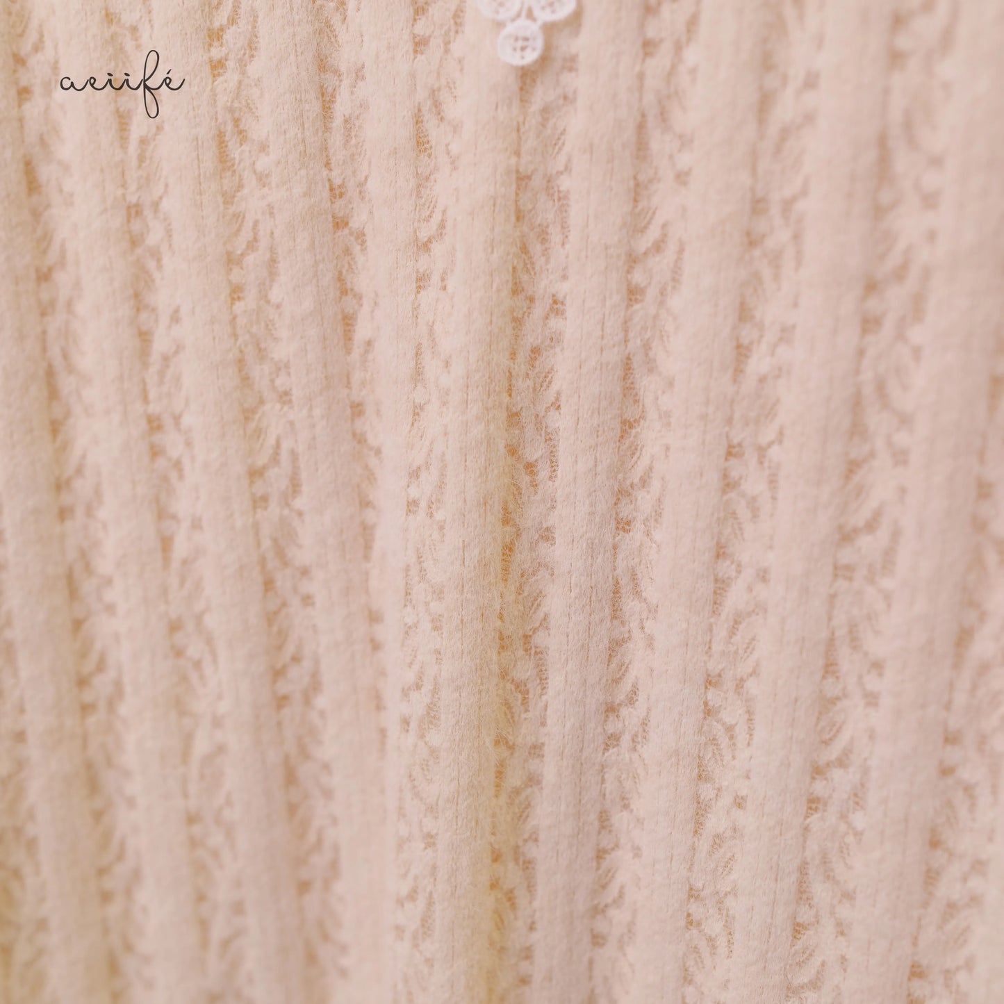 精緻V型勾花領直紋絨毛蕾絲上衣