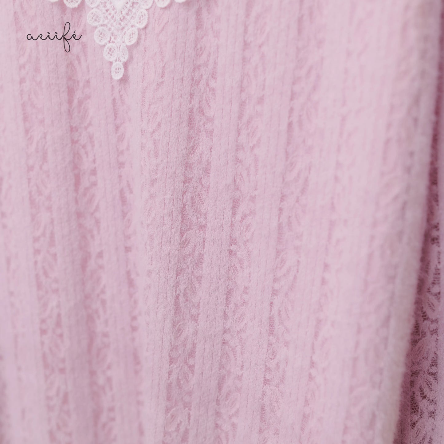 精緻V型勾花領直紋絨毛蕾絲上衣