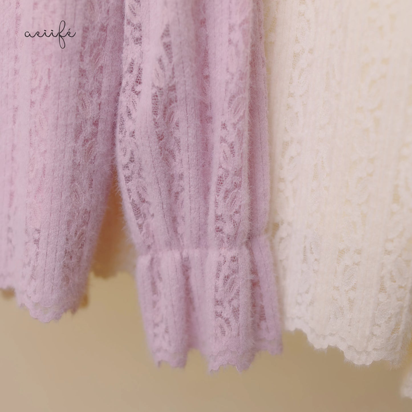 精緻V型勾花領直紋絨毛蕾絲上衣