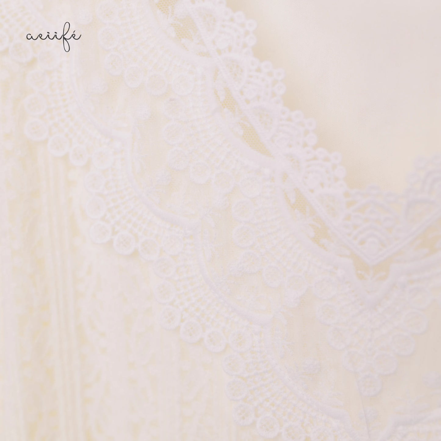 精緻V型勾花領直紋絨毛蕾絲上衣