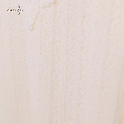 精緻V型勾花領直紋絨毛蕾絲上衣