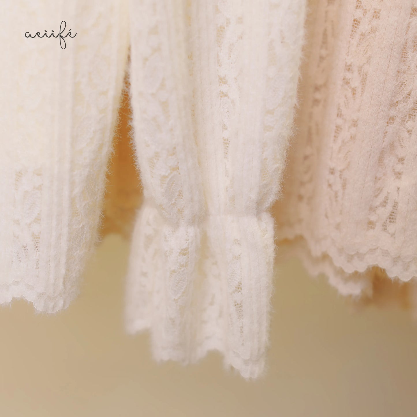 精緻V型勾花領直紋絨毛蕾絲上衣