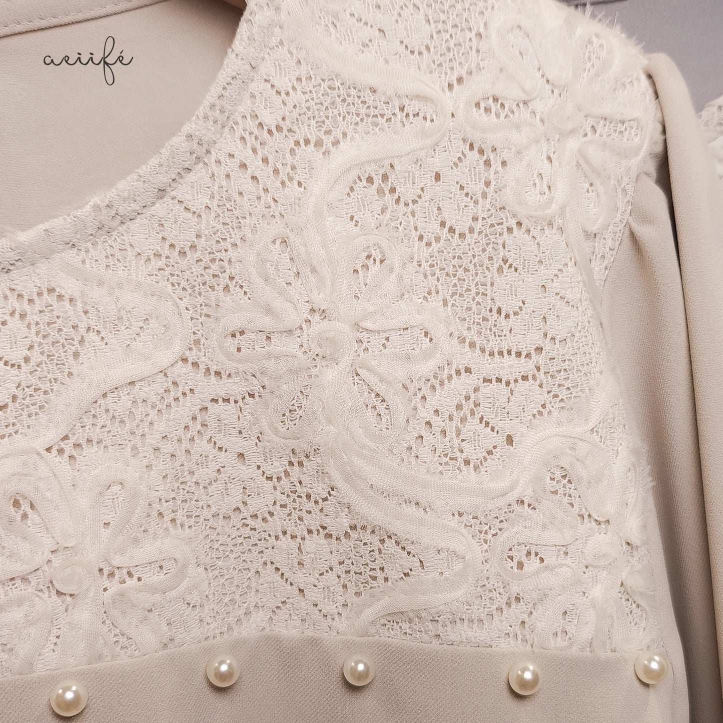 立體捲花蕾絲釘珠厚雪紡上衣