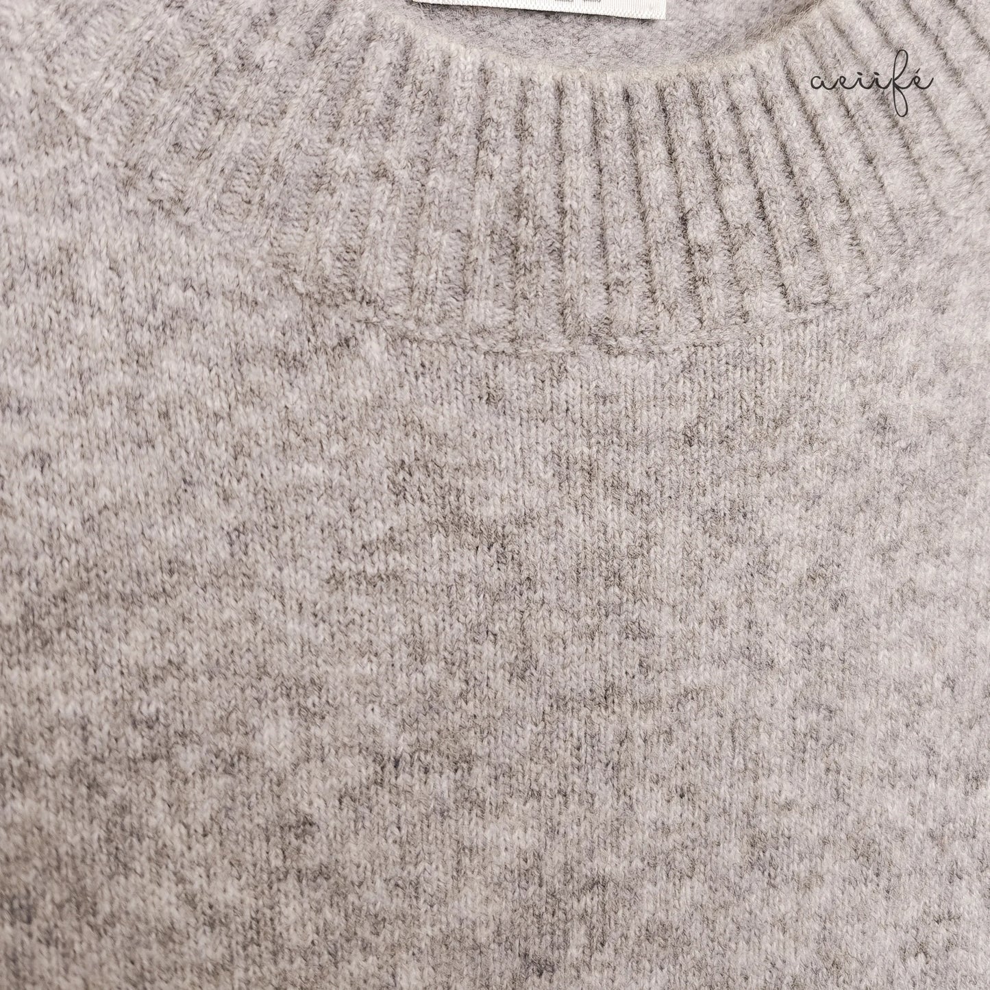 柔軟混色冷織精緻網紗勾花下擺上衣