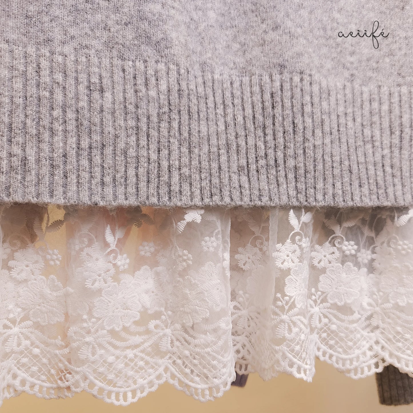 柔軟混色冷織精緻網紗勾花下擺上衣