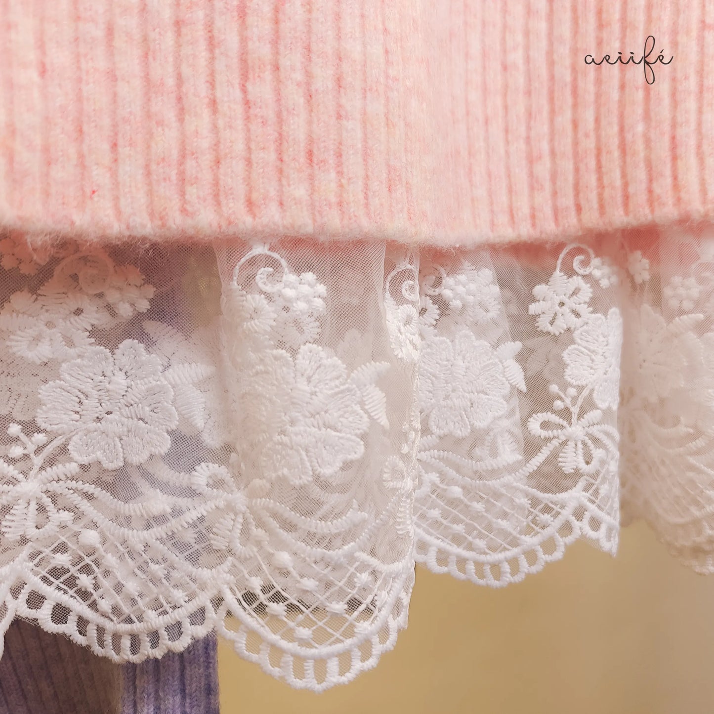 柔軟混色冷織精緻網紗勾花下擺上衣