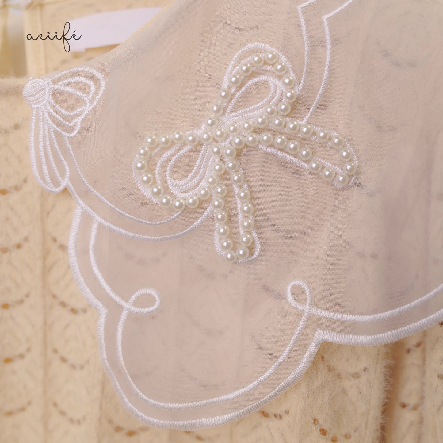 釘珠刺繡領直紋絨面蕾絲上衣