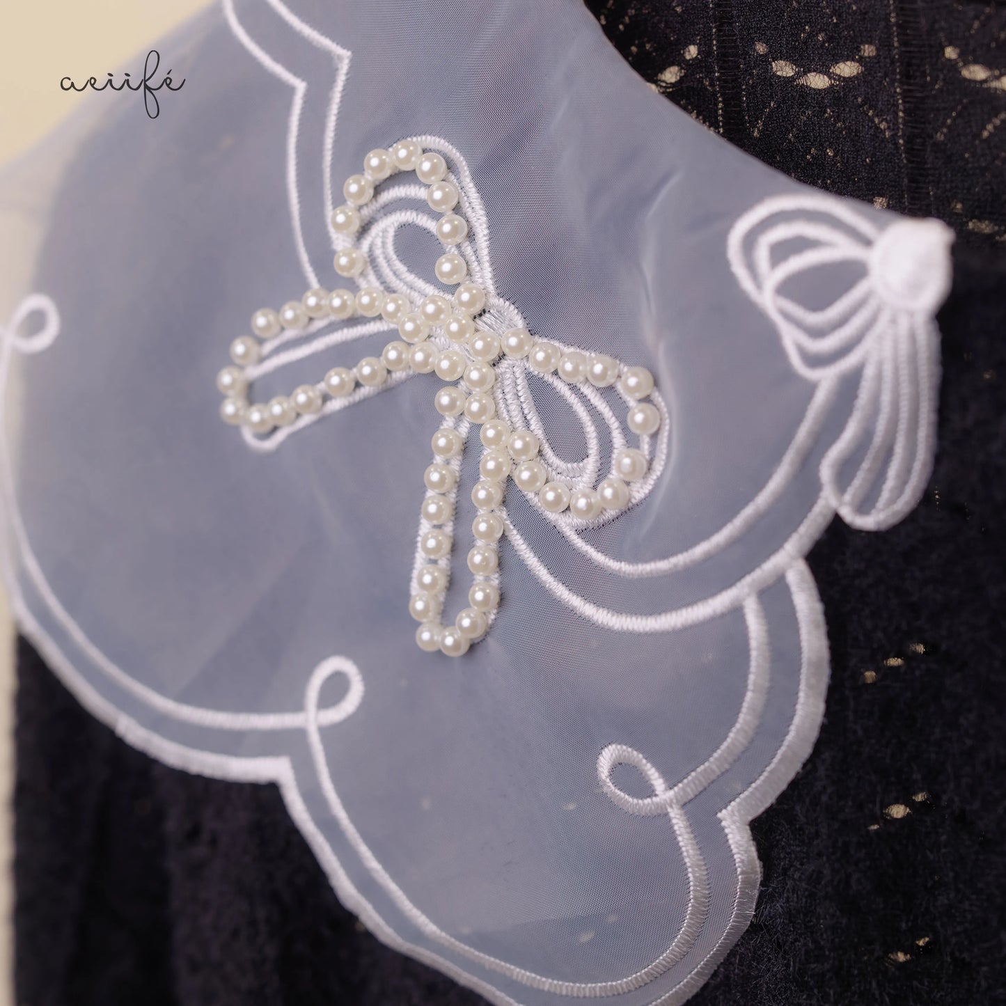 釘珠刺繡領直紋絨面蕾絲上衣