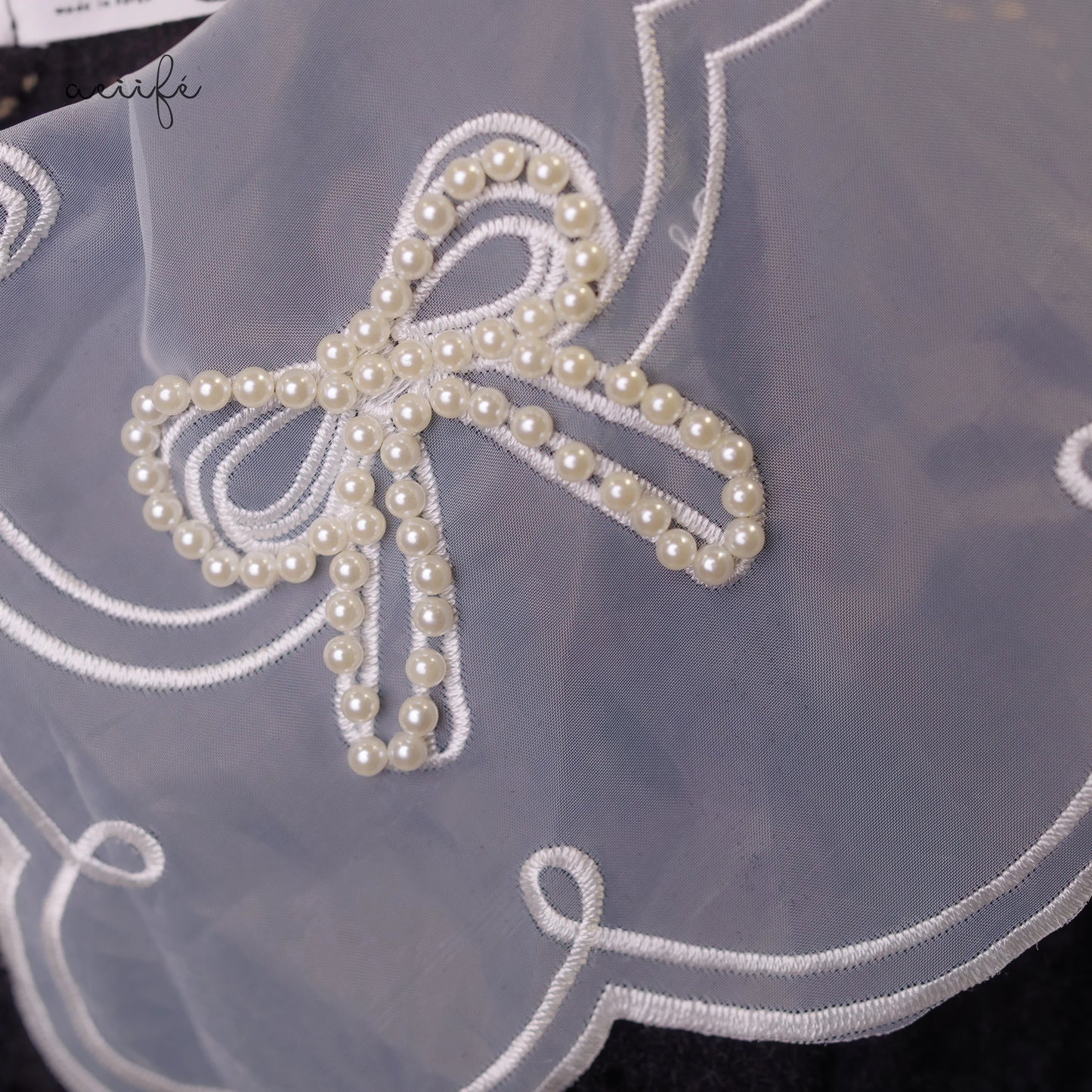 釘珠刺繡領直紋絨面蕾絲上衣