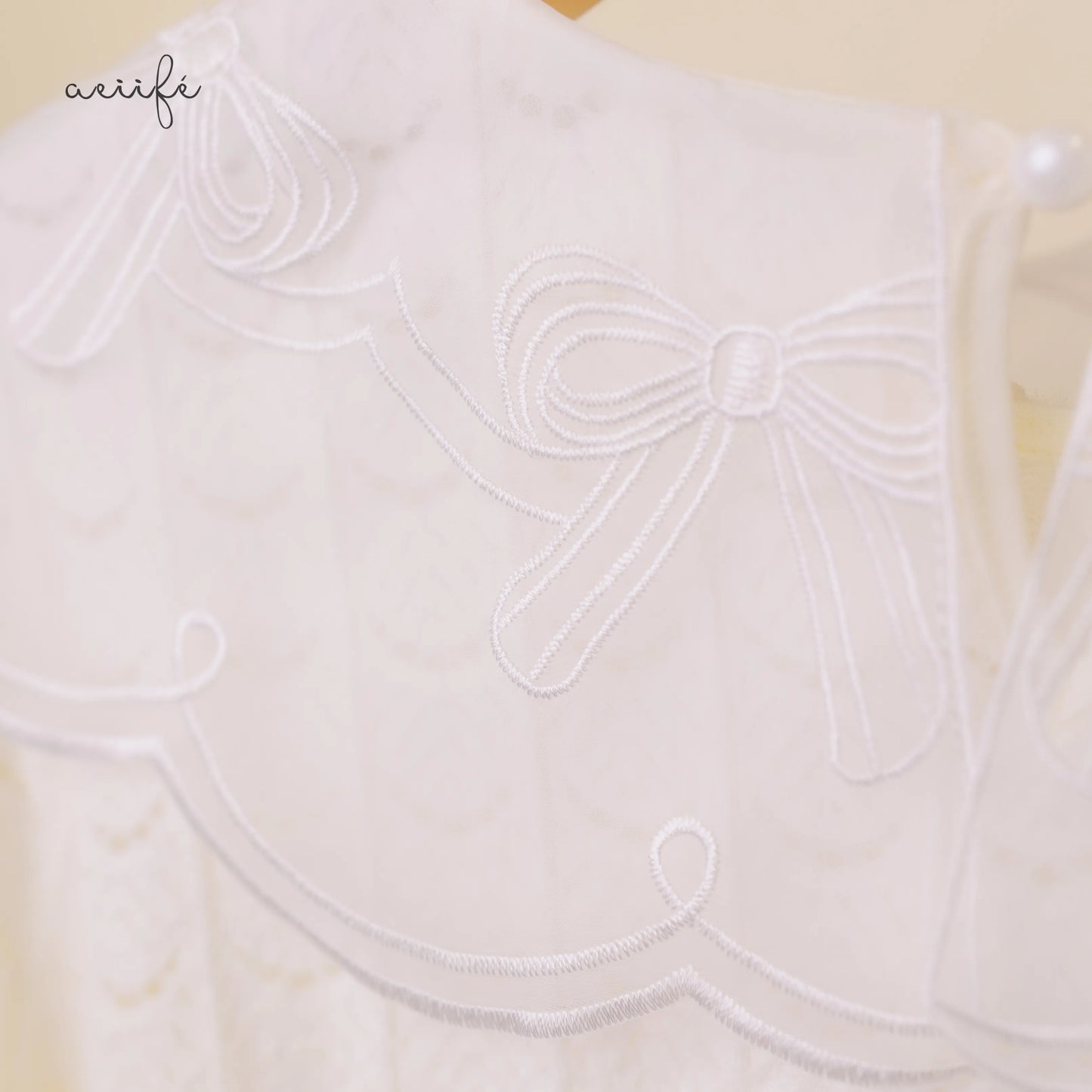 釘珠刺繡領直紋絨面蕾絲上衣