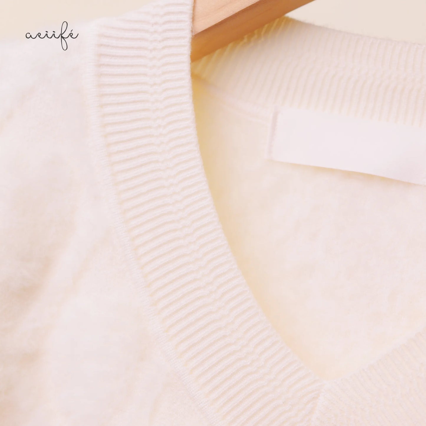 線條菱格絨感針織上衣