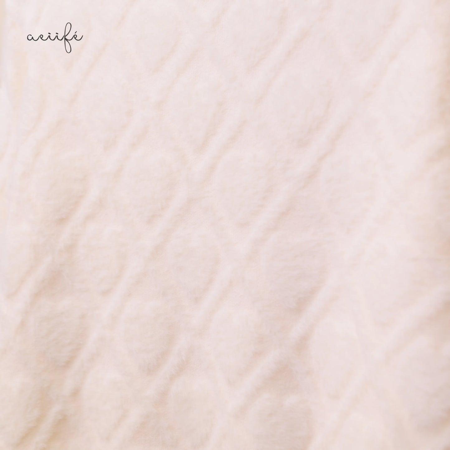 線條菱格絨感針織上衣